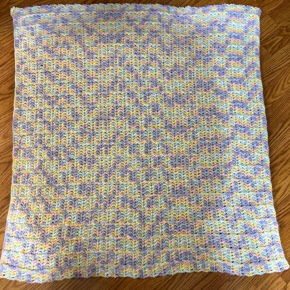 Handmade Beautiful Variegated Baby Afghan 33 x 36 Inches - Picture 1 of 4